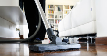 pulizie casa con aspirapolvere