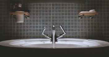 3 Investment Benefits of Remodeling the Master Bathroom backsplash